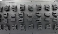 Pneu Hutchinson Griffus Racing Lab Rear 2.40 - Race Riposte Gravity - Hardskin - Tubeless Ready -Pneus VTT Elegant Magasin Pneu Hutchinson Griffus Racing Lab 2.40 Race Riposte Gravity Hardskin Tubeless Ready crampons 1235x735