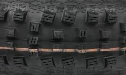 Pneu Schwalbe Magic Mary - Addix Soft - Super Gravity - Tubeless Easy -Pneus VTT Elegant Magasin Pneu Schwalbe Magic Mary Addix Soft SnakeSkin Apex Tubeless Easy macro 1235x735 1