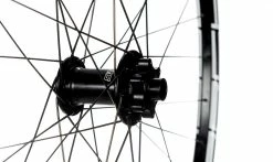 Roue Avant VTT Stan's NoTubes Arch MK3 Boost - Frein à Disque - Aluminium - Tubeless Ready -Pneus VTT Elegant Magasin notube arch mk3 moyeu avant 1235x735
