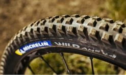 Pneu VTT Michelin Wild AM2 – Gum-X – Trail Shield – Tubeless Ready -Pneus VTT Elegant Magasin pneu michelin wild am2 2 1235x735